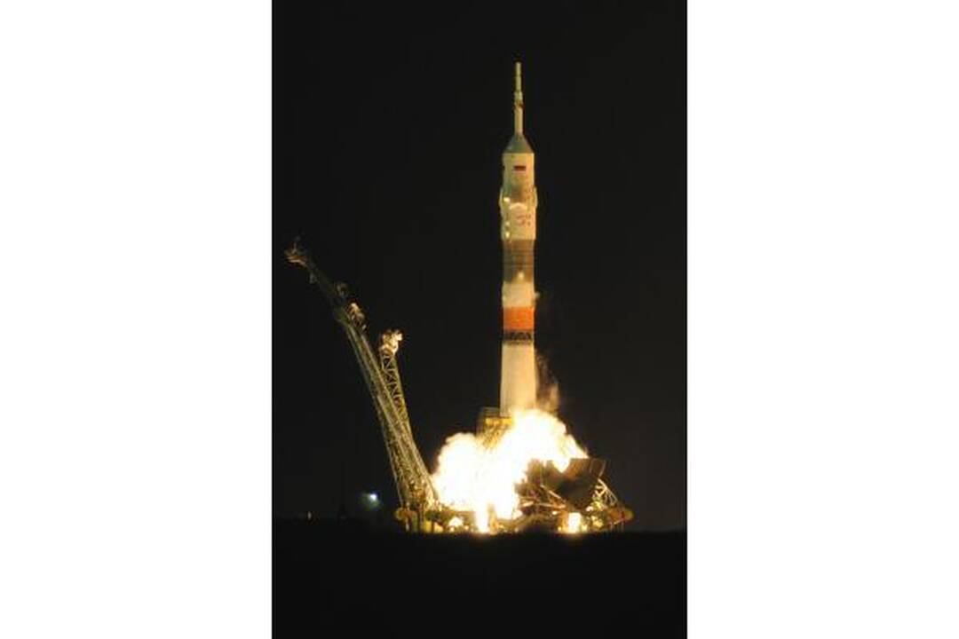 Rusijos raketa iškėlė į orbitą du kosmonautus ir vieną JAV astronautą