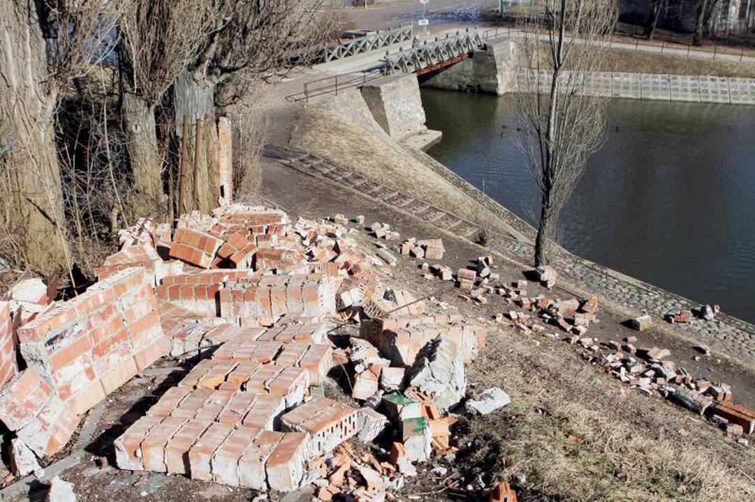 Klaipėdoje nugriuvo buvusį saldainių fabriką juosusi tvora