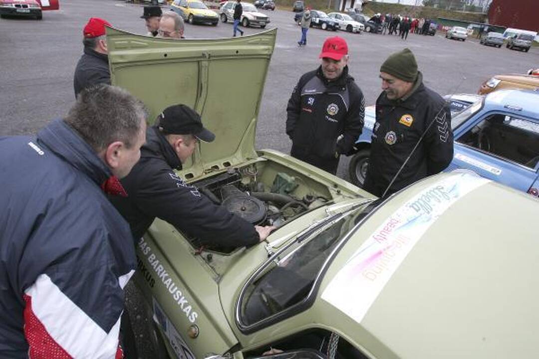 Ralyje "Kauno ruduo": volgos, pobedos, žiguliai, moskvičiai ir zaporožietis