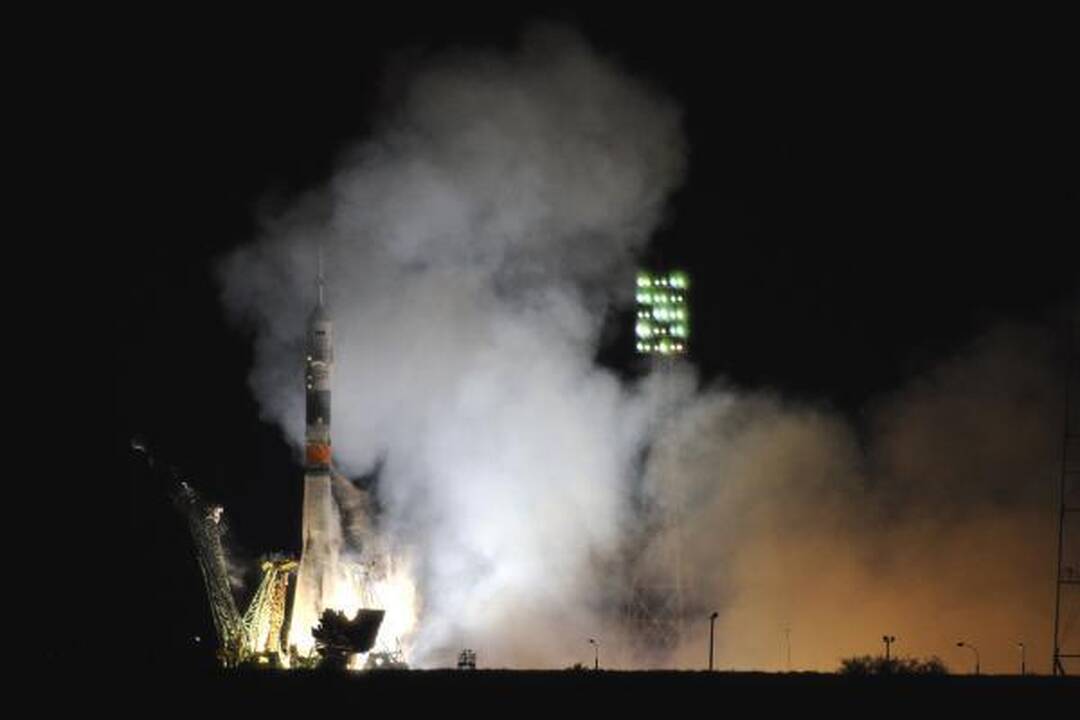 Rusijos raketa iškėlė į orbitą du kosmonautus ir vieną JAV astronautą