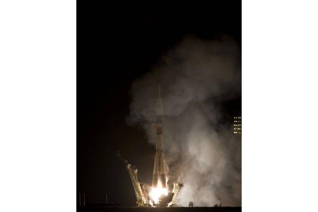 Rusijos raketa iškėlė į orbitą du kosmonautus ir vieną JAV astronautą