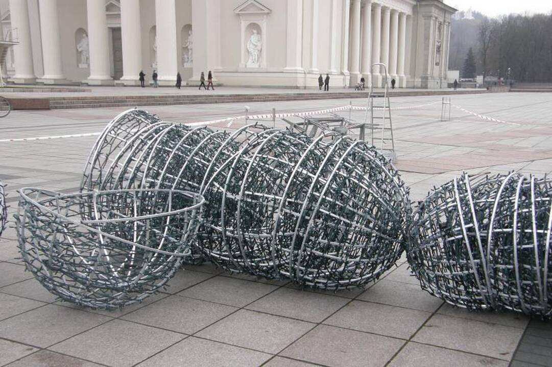 Vilniuje kyla aukščiausia Baltijos šalyse Kalėdų eglė (atnaujinta)