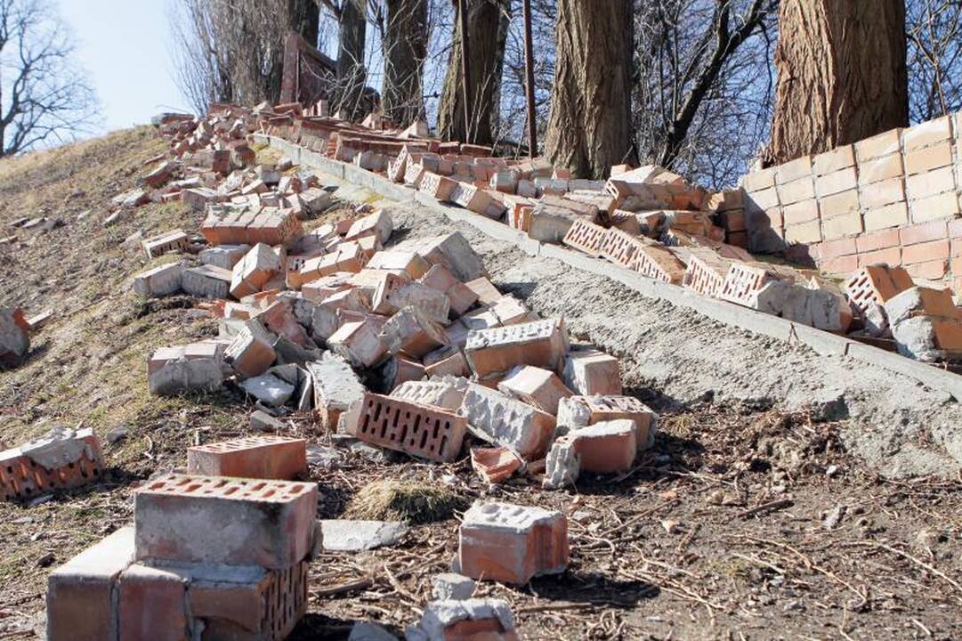 Klaipėdoje nugriuvo buvusį saldainių fabriką juosusi tvora