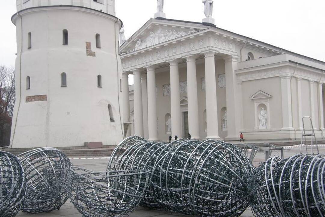 Vilniuje kyla aukščiausia Baltijos šalyse Kalėdų eglė (atnaujinta)