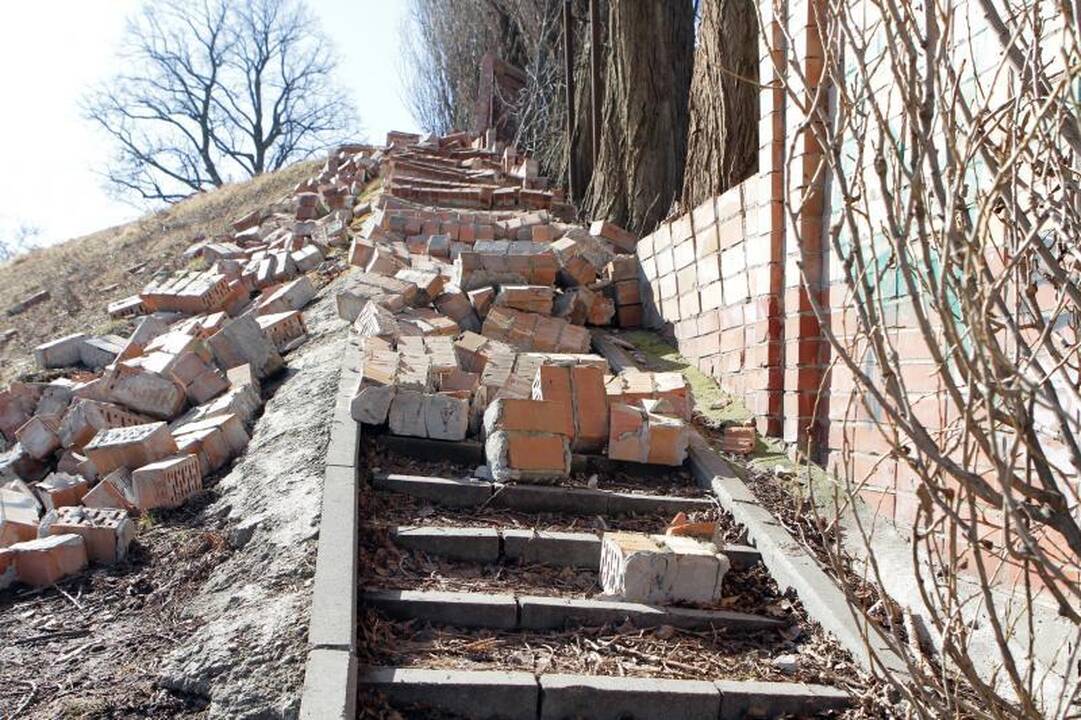 Klaipėdoje nugriuvo buvusį saldainių fabriką juosusi tvora