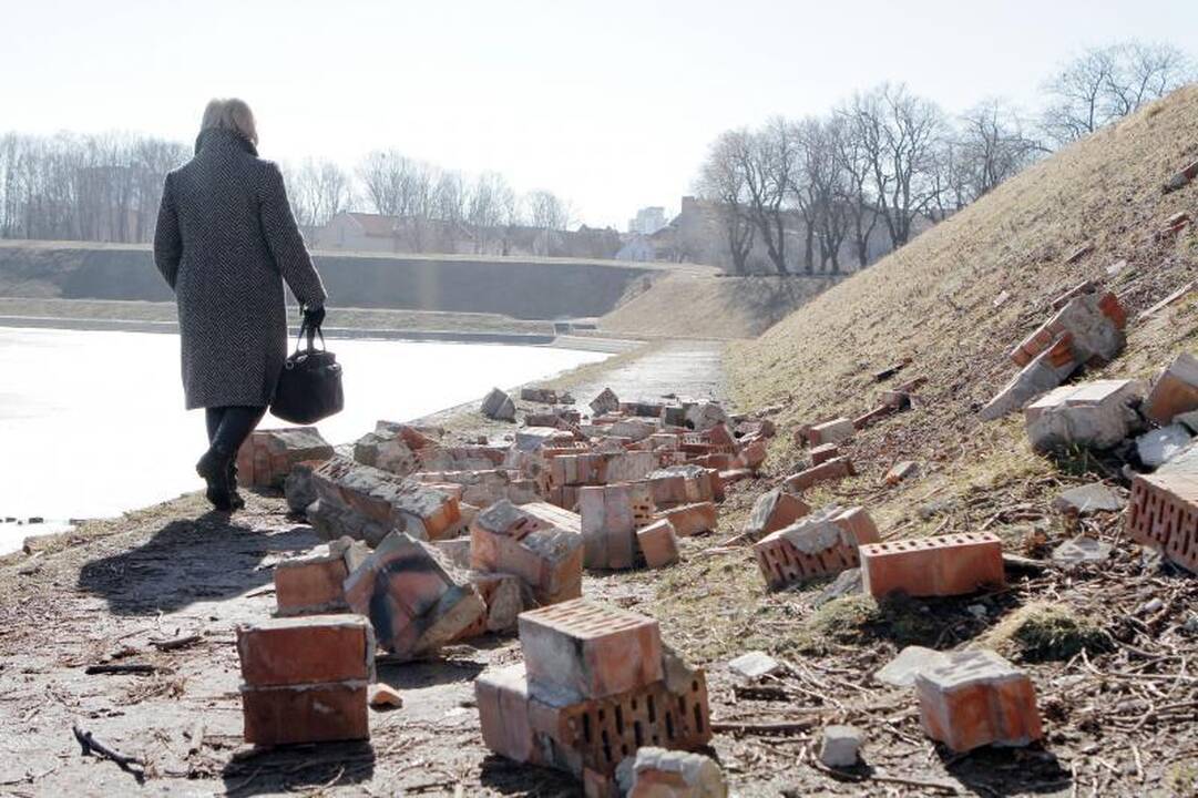 Klaipėdoje nugriuvo buvusį saldainių fabriką juosusi tvora