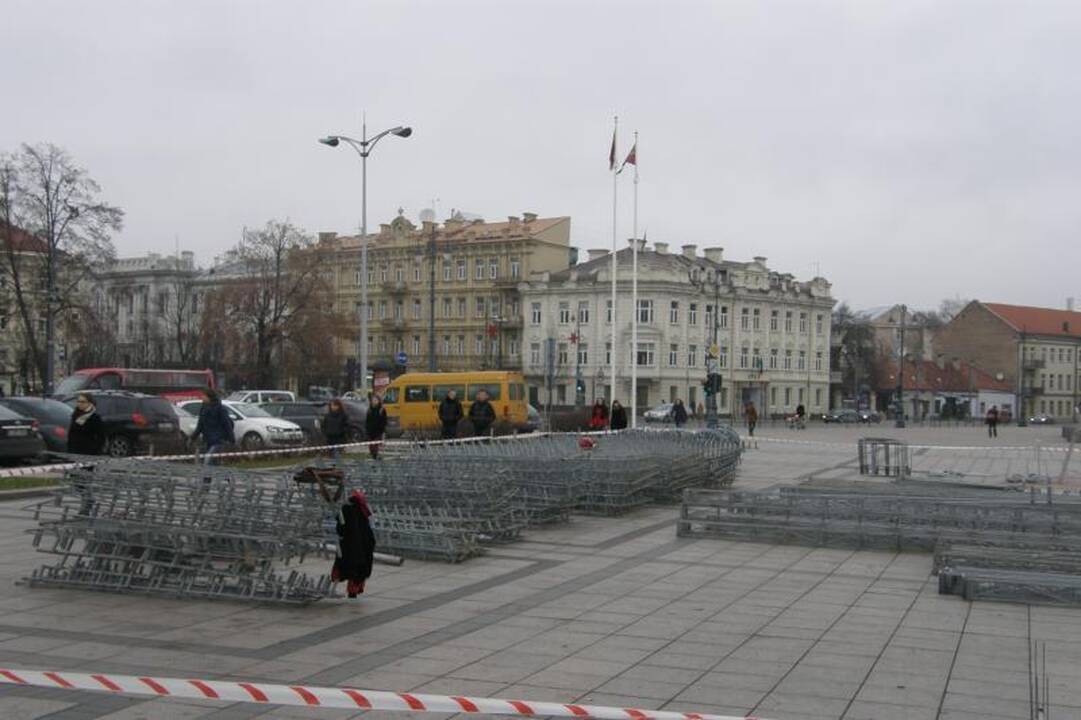 Vilniuje kyla aukščiausia Baltijos šalyse Kalėdų eglė (atnaujinta)