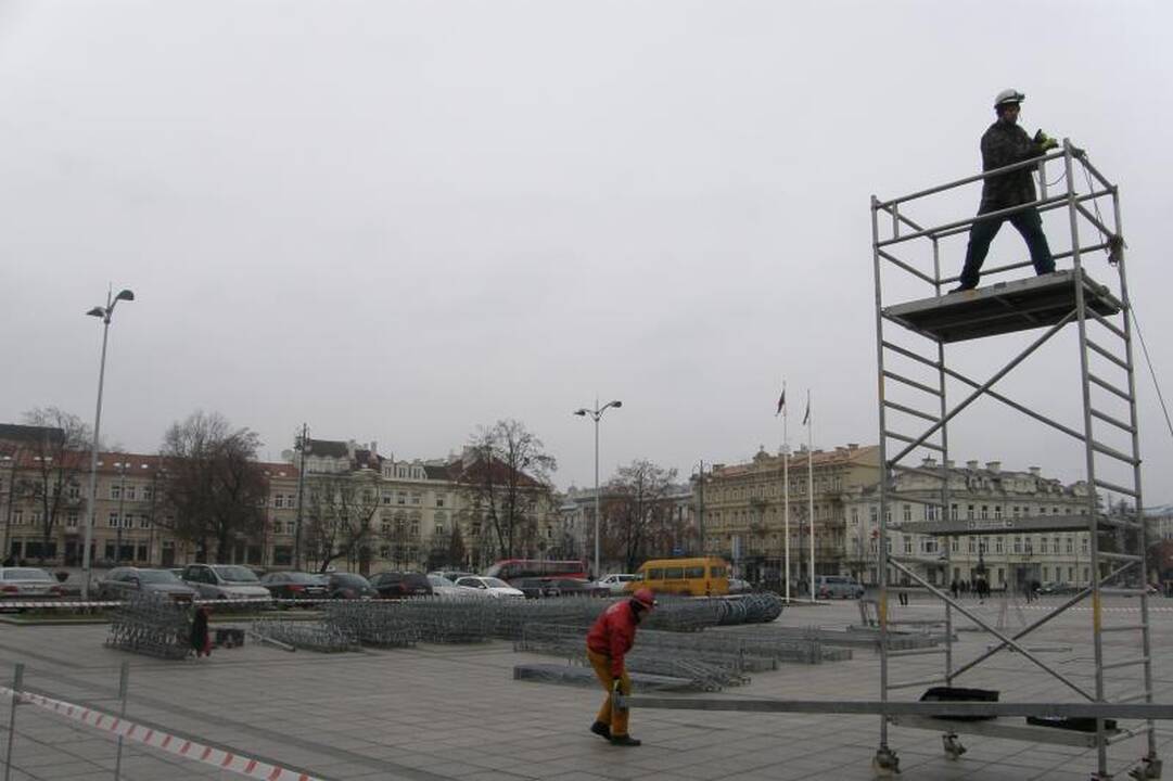 Vilniuje kyla aukščiausia Baltijos šalyse Kalėdų eglė (atnaujinta)
