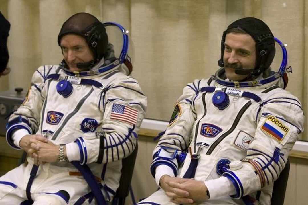 Rusijos raketa iškėlė į orbitą du kosmonautus ir vieną JAV astronautą