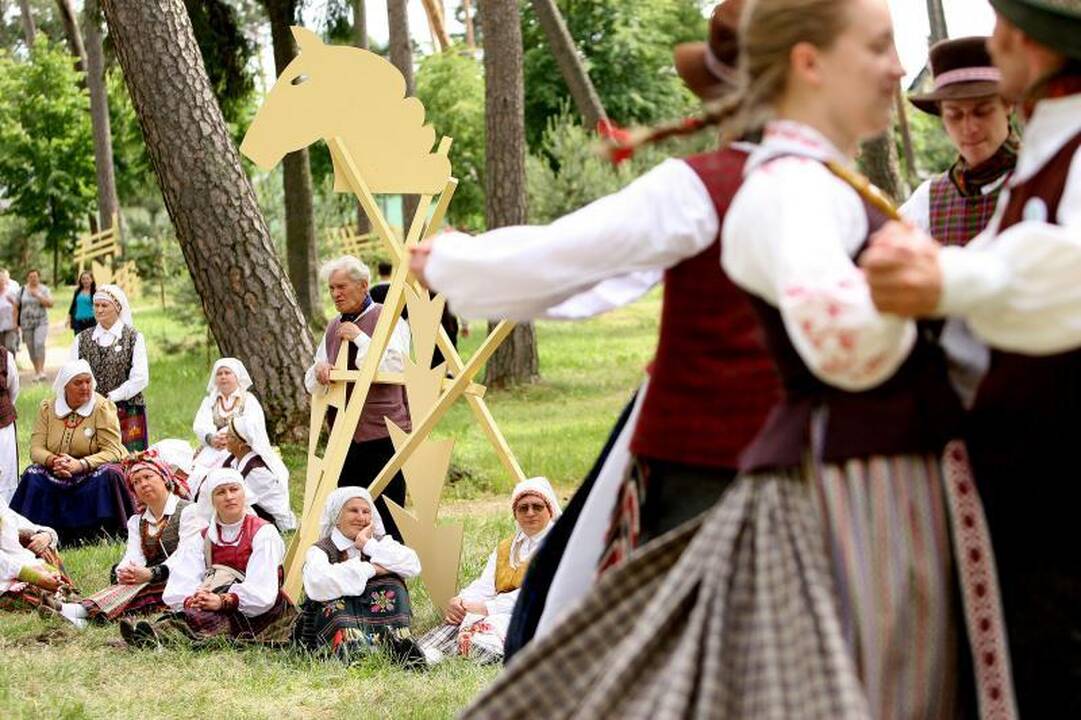 Po Kulautuvos pušimis skambėjo Maironio žodžiai