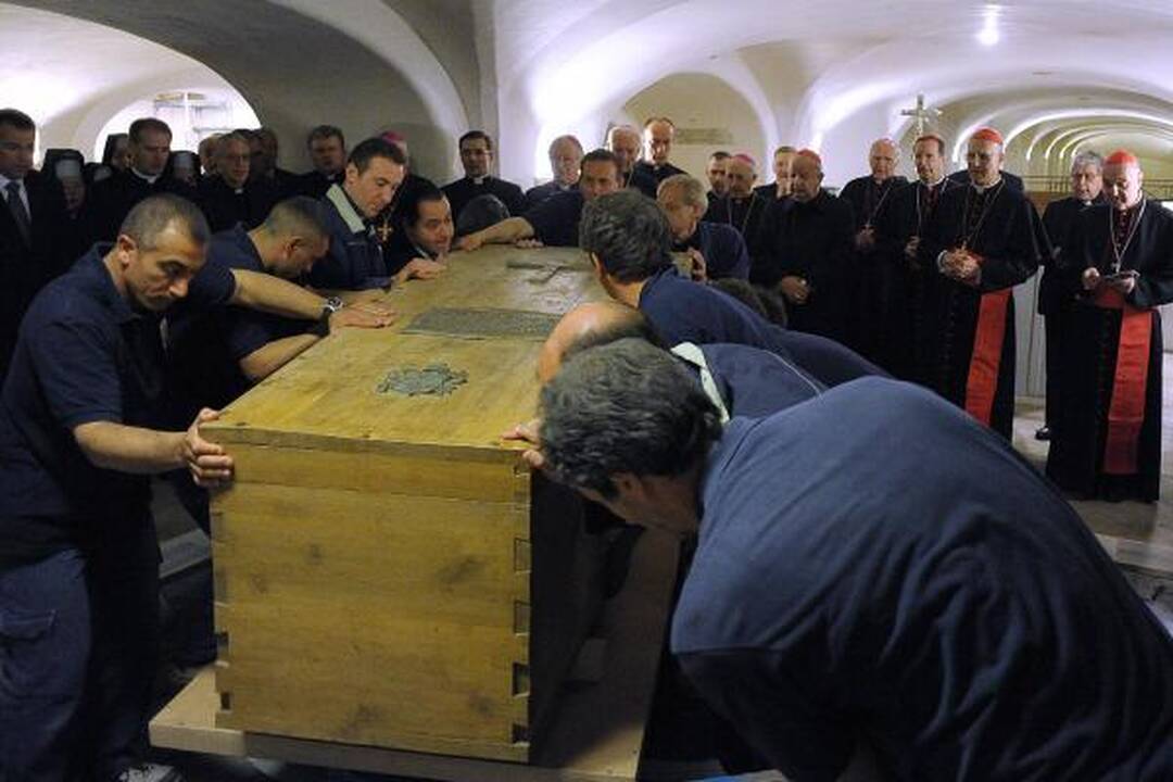 Karstas su Jono Pauliaus II palaikais iškeltas iš kriptos po Šv.Petro bazilika
