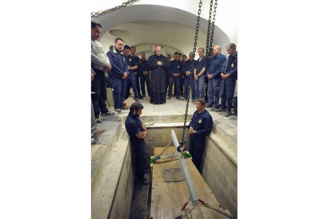 Karstas su Jono Pauliaus II palaikais iškeltas iš kriptos po Šv.Petro bazilika