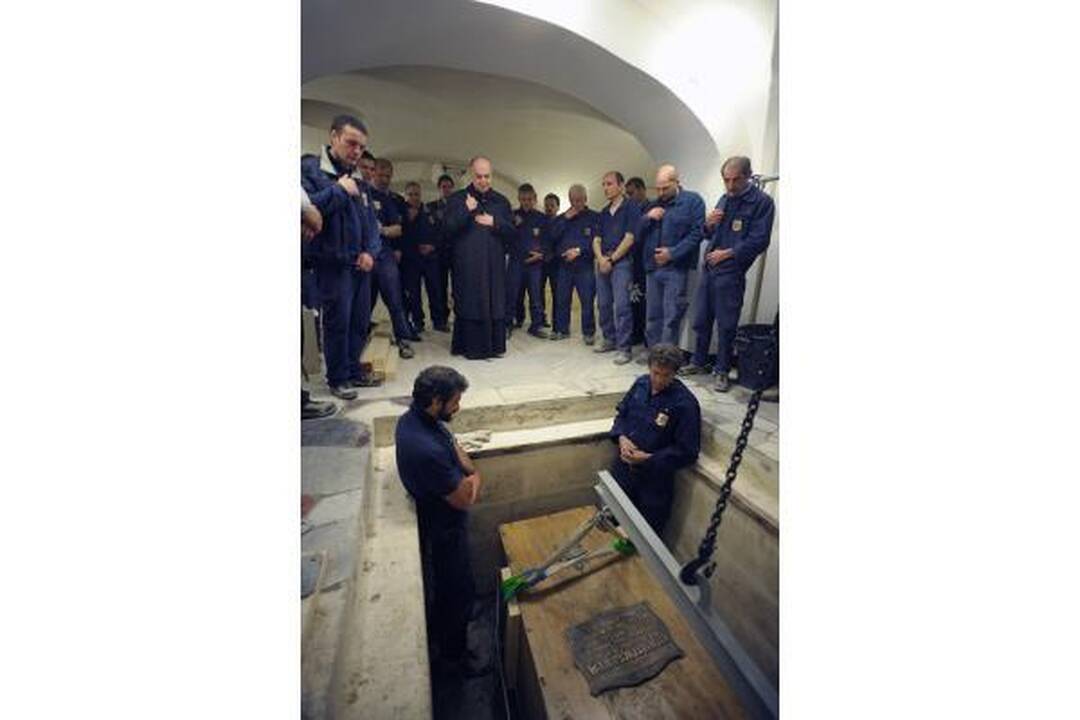 Karstas su Jono Pauliaus II palaikais iškeltas iš kriptos po Šv.Petro bazilika