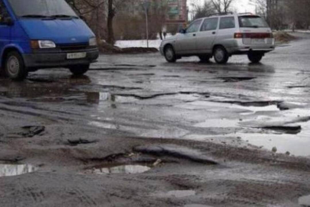 Kelių dangos daugiausia šlapios arba drėgnos