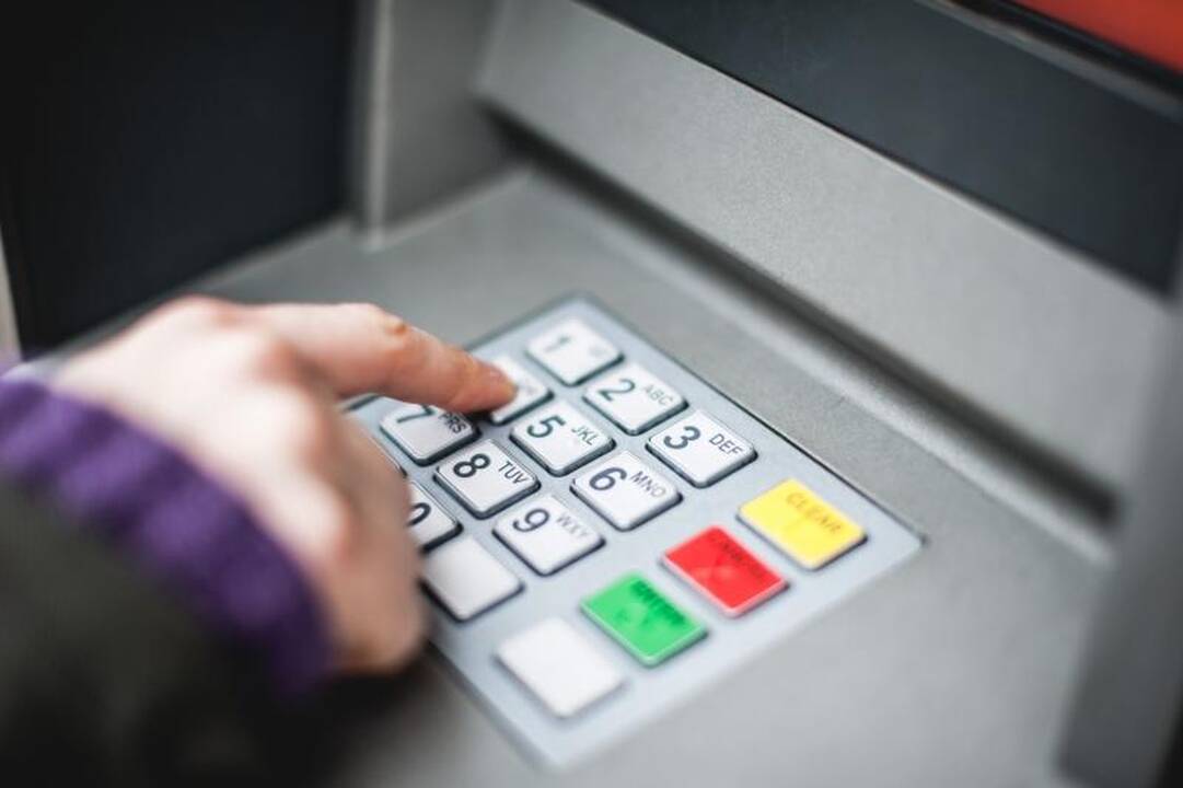 „Išmanieji“ estai iš bankomatų kėsinosi išgryninti 192 tūkst. litų