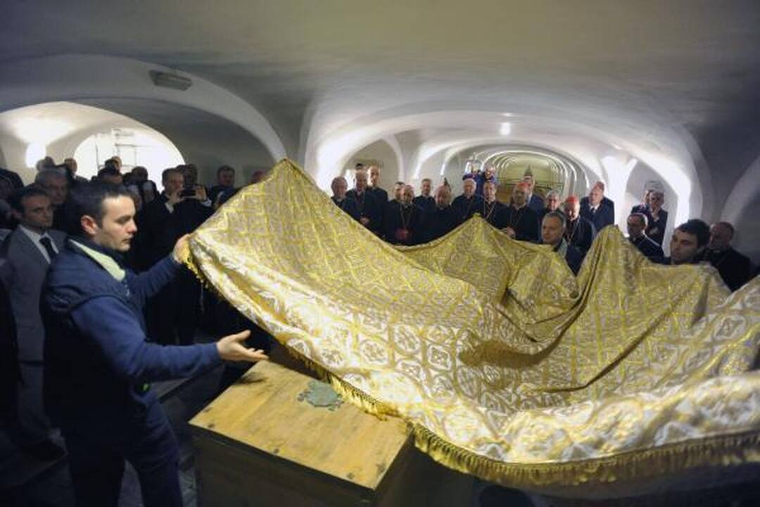 Karstas su Jono Pauliaus II palaikais iškeltas iš kriptos po Šv.Petro bazilika