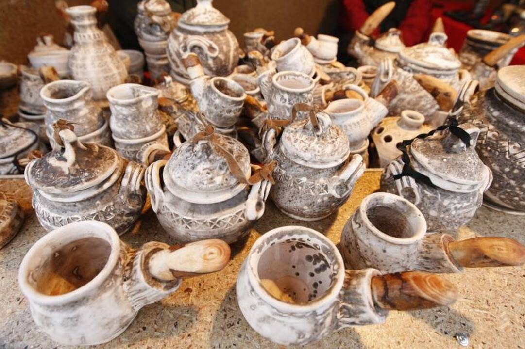 Lietus ir vėjas išvaikė klaipėdiečius iš kalėdinės mugės