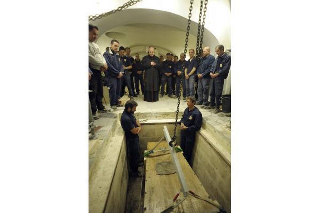 Karstas su Jono Pauliaus II palaikais iškeltas iš kriptos po Šv.Petro bazilika