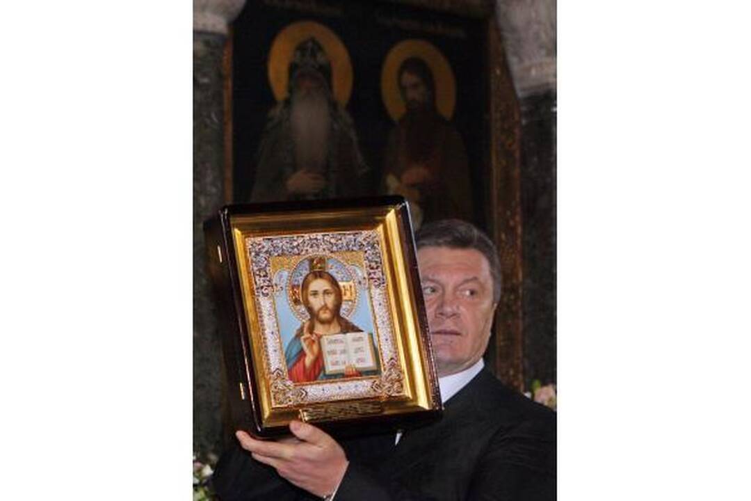 V.Janukovyčius prisaikdintas prezidentu, J.Tymošenko nesitraukia