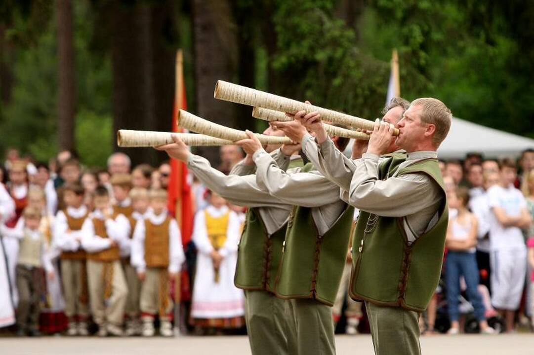 Po Kulautuvos pušimis skambėjo Maironio žodžiai