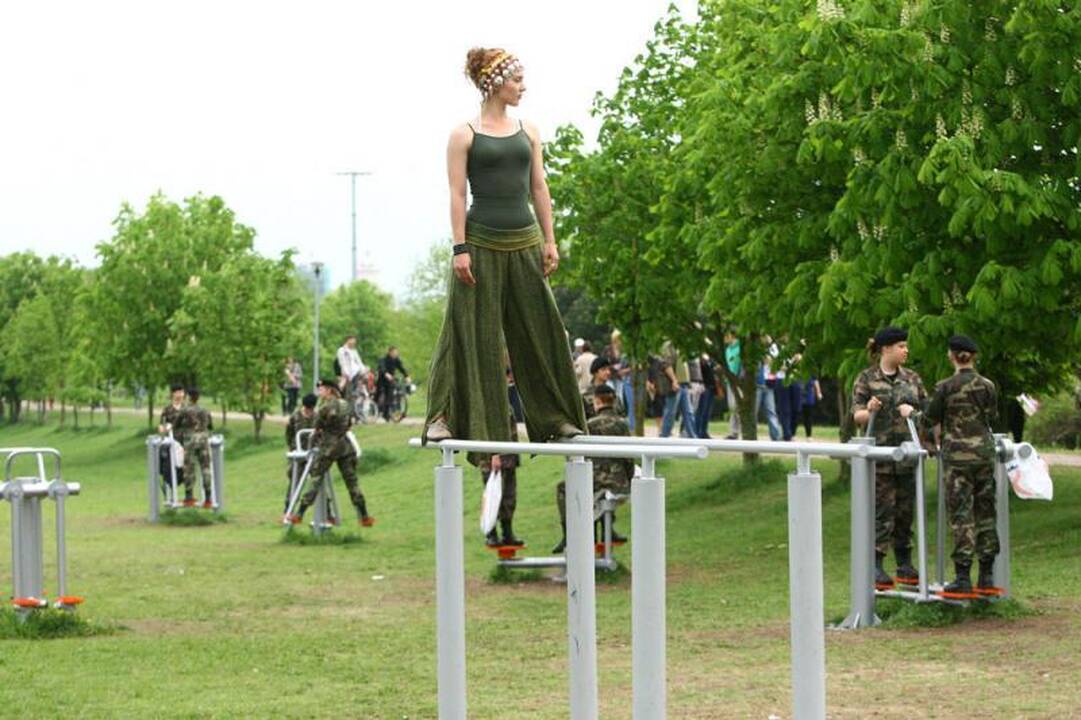 Nemuno salos parką užvaldė „žalieji“ menininkai