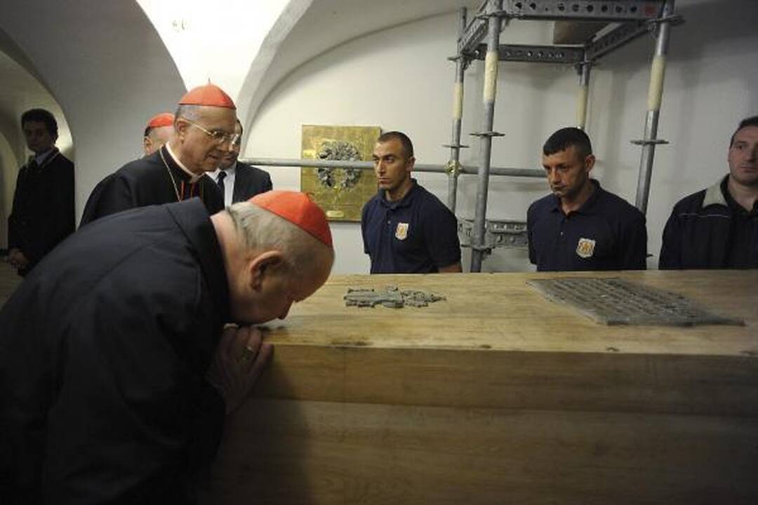 Karstas su Jono Pauliaus II palaikais iškeltas iš kriptos po Šv.Petro bazilika