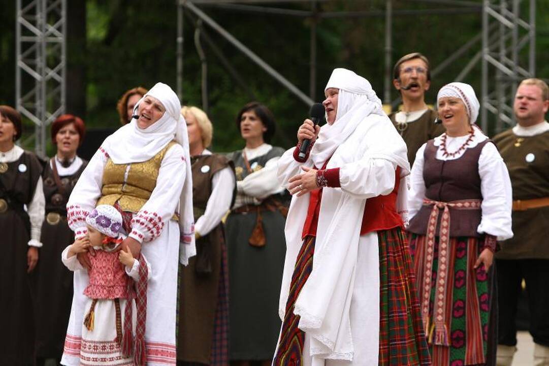 Po Kulautuvos pušimis skambėjo Maironio žodžiai