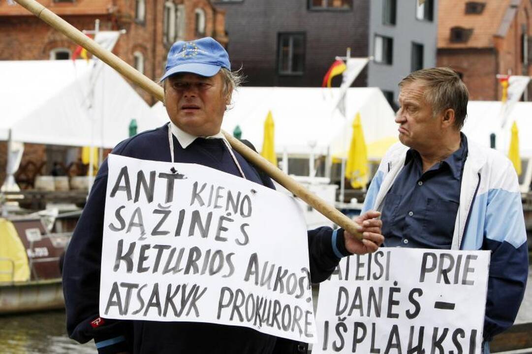Pikete dėl Danės krantinių – virve prisirišę klaipėdiečiai