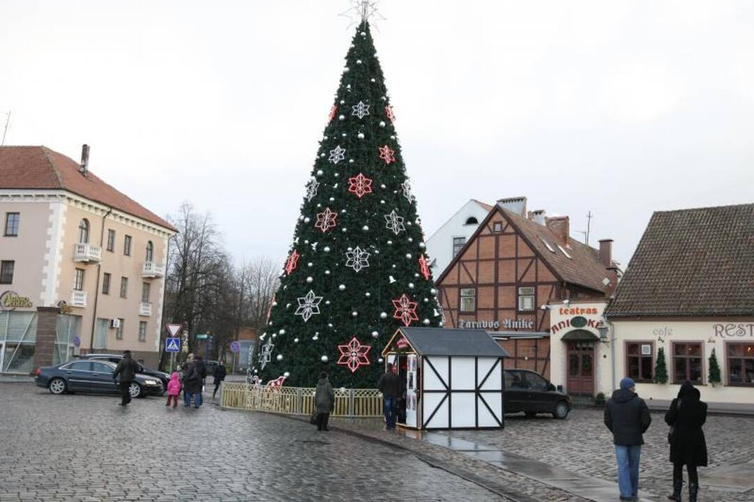 Lietus ir vėjas išvaikė klaipėdiečius iš kalėdinės mugės