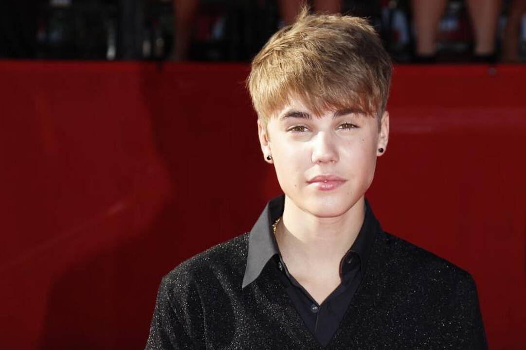 Justinas Bieberis mūvi moteriškus džinsus