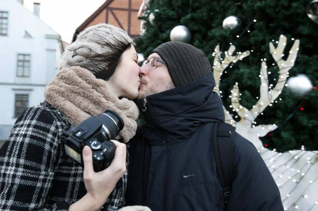 Lietus ir vėjas išvaikė klaipėdiečius iš kalėdinės mugės