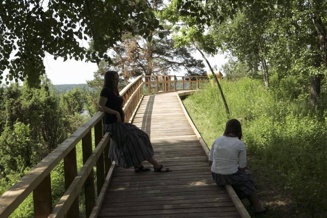 Kadagių slėnio panoramos vaikštinėjant nauju pėsčiųjų taku