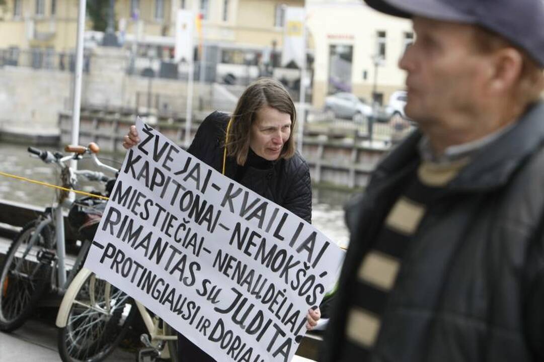 Pikete dėl Danės krantinių – virve prisirišę klaipėdiečiai