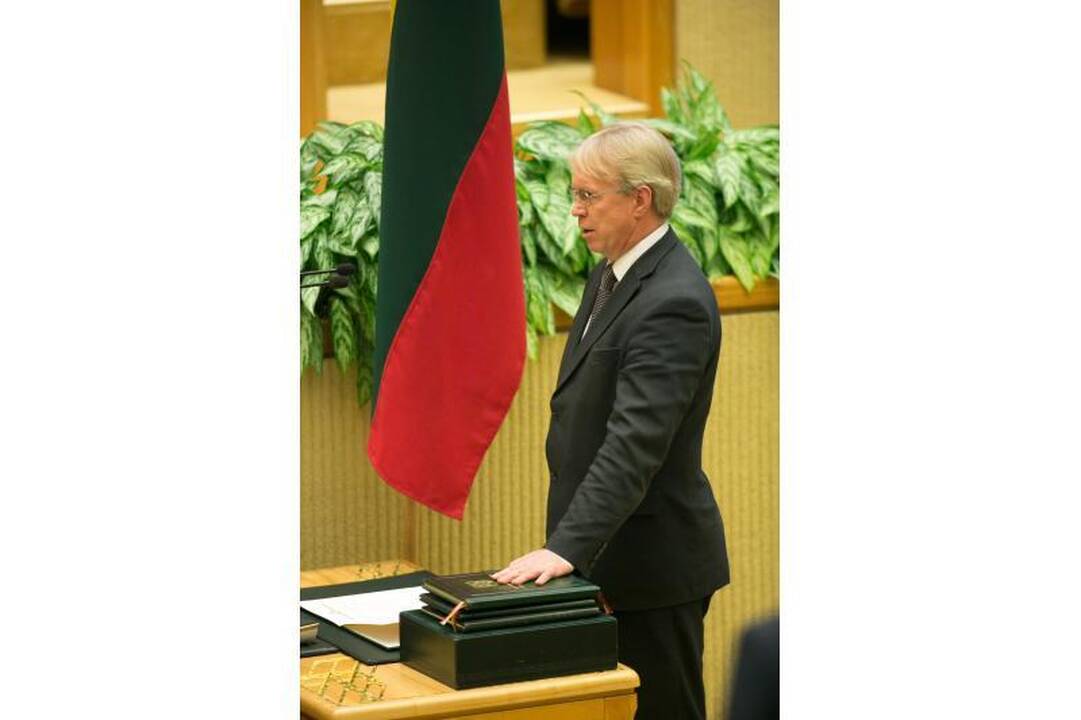 Prisaikdinti 135 naujojo Seimo nariai   