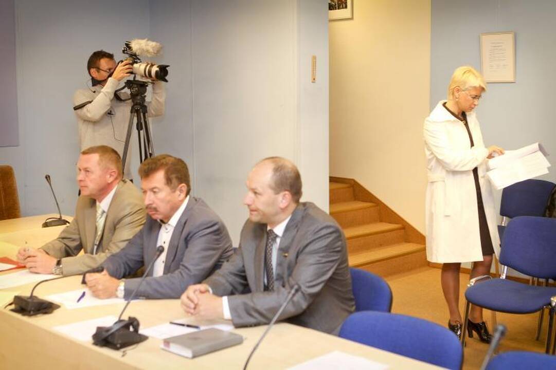 Serialo "Drąsos kaina" aktoriai savo drąsos koeficientą pasitikrino besikarstydami po medžius 