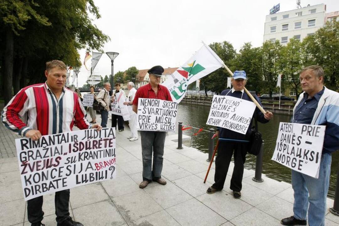 Pikete dėl Danės krantinių – virve prisirišę klaipėdiečiai