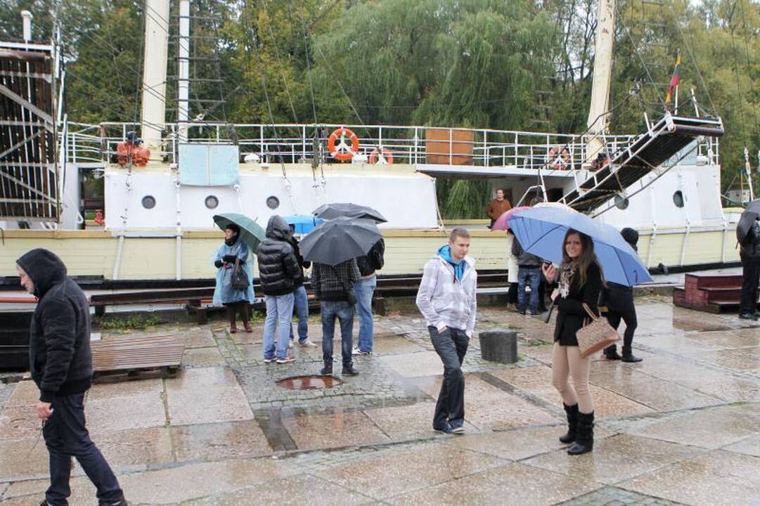 Burlaivio „Meridianas“ saugotojus išvaikė lietus 