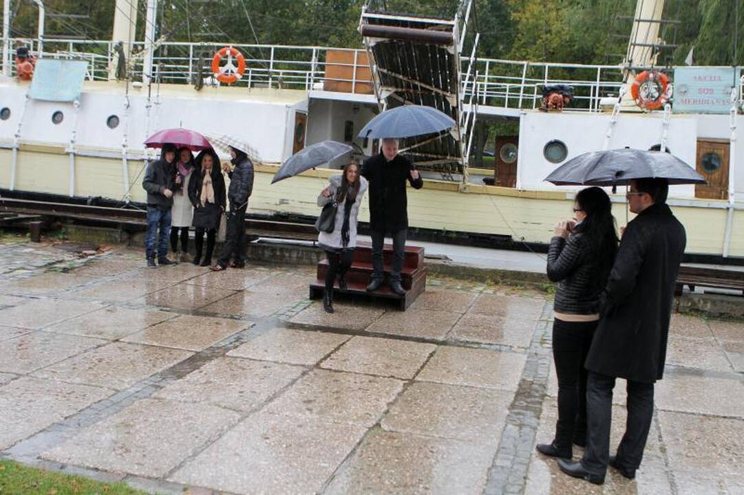 Burlaivio „Meridianas“ saugotojus išvaikė lietus 