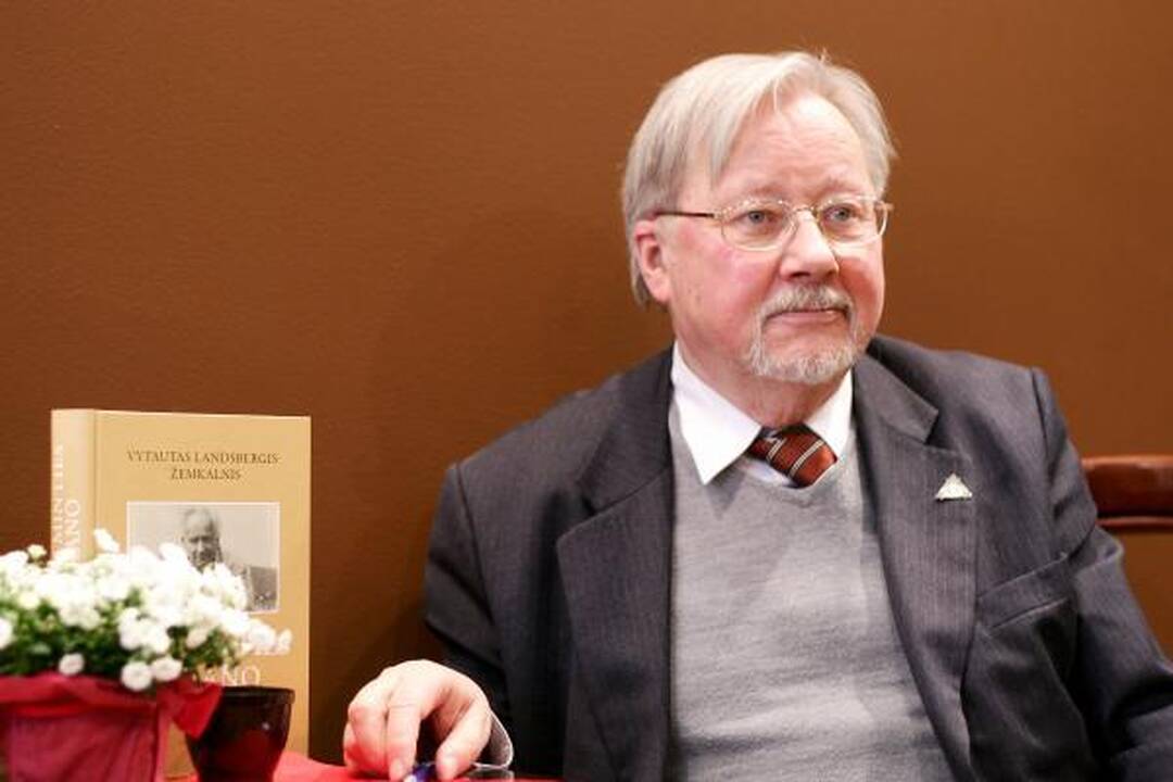 V.Landsbergis: prie A.Mickevičiaus paminklo įvyko perversmas