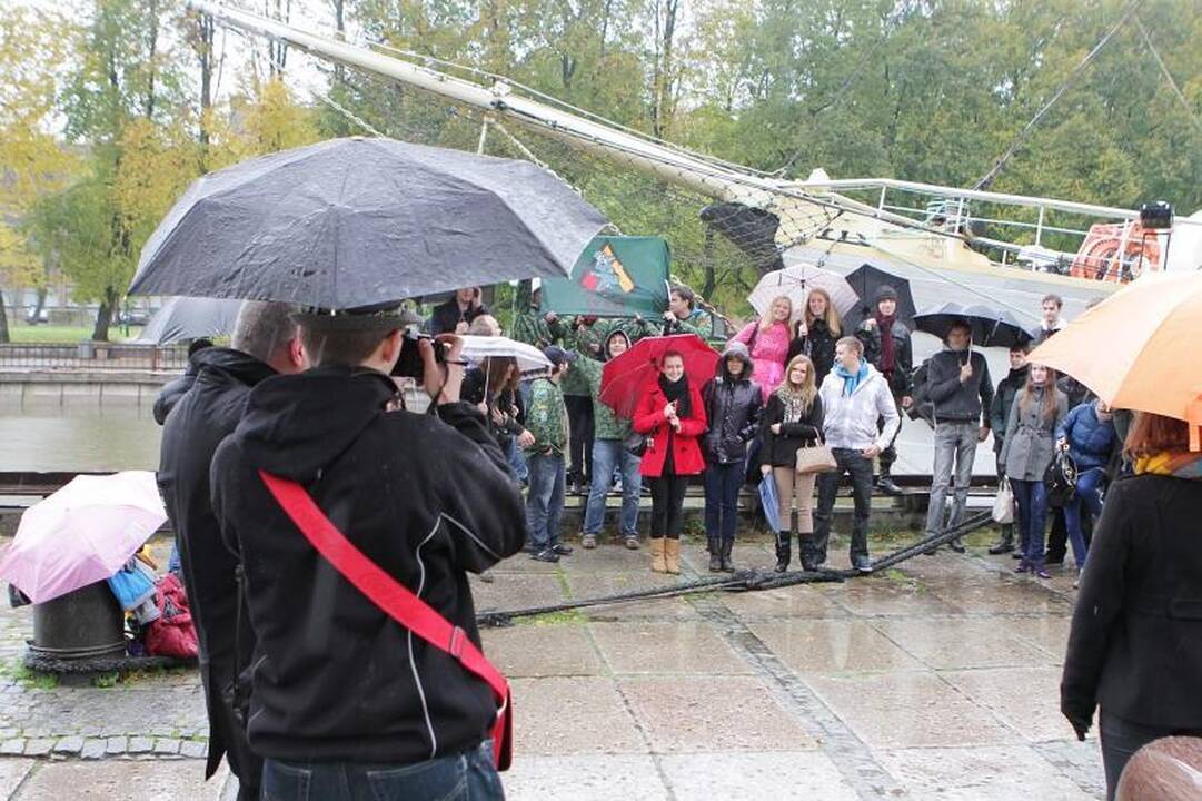 Burlaivio „Meridianas“ saugotojus išvaikė lietus 