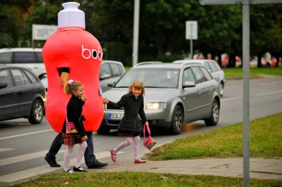 Žaismingi personažai lydėjo Kauno moksleivius per perėjas