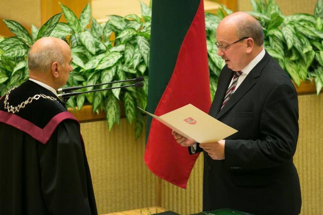 Prisaikdinti 135 naujojo Seimo nariai   