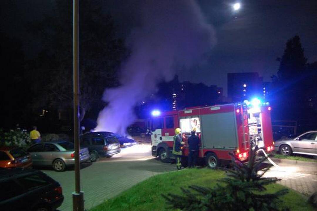 Naktį Vilniuje liepsnos suniokojo du automobilius