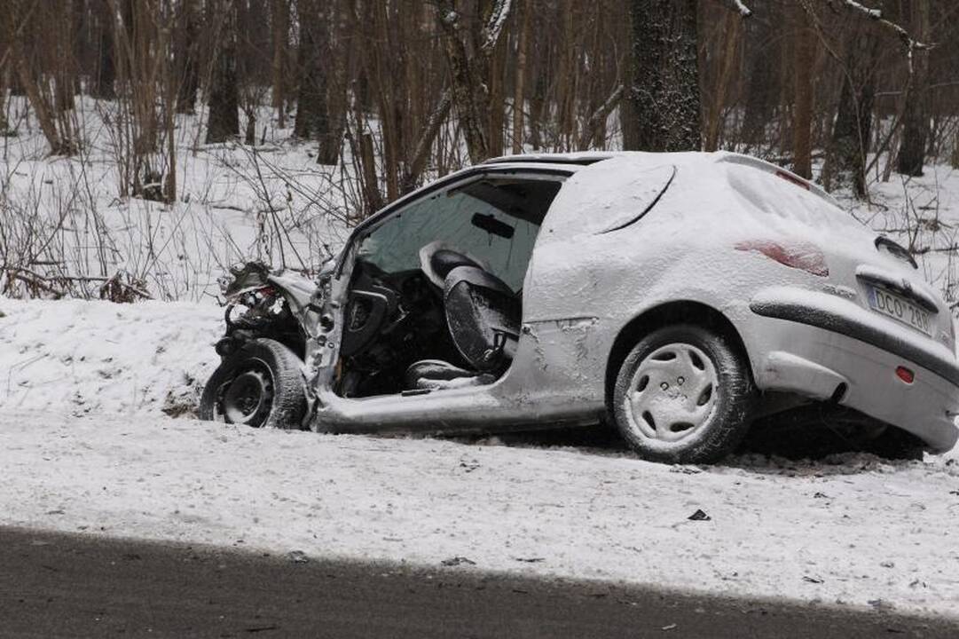 Sostinėje ugniagesiai išvadavo prispaustą merginą (papildyta)