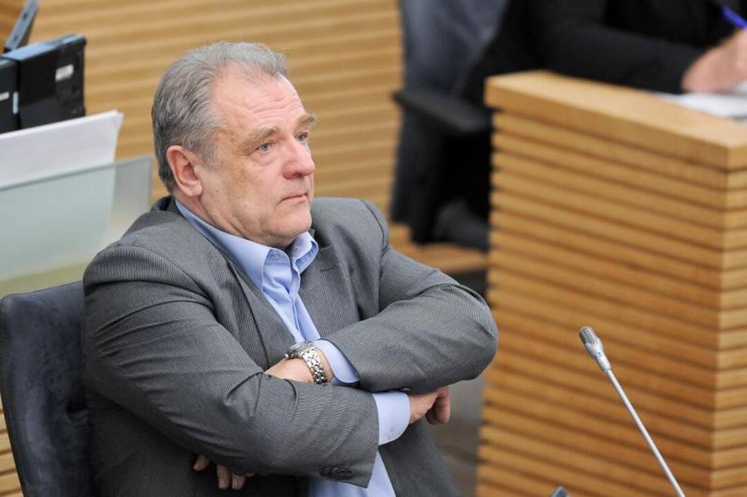 J. Veselka viceministrui: eik iš čia na...!