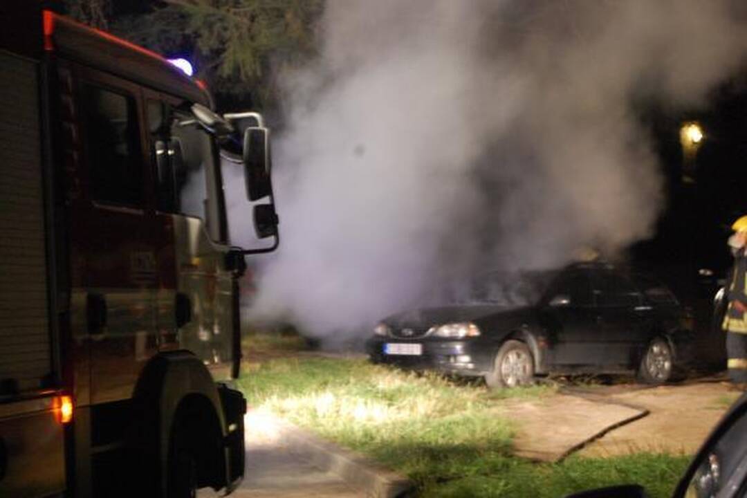 Naktį Vilniuje liepsnos suniokojo du automobilius
