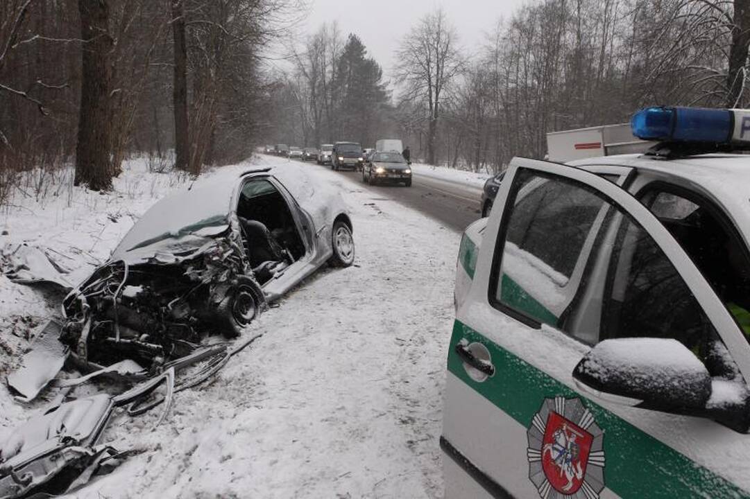 Sostinėje ugniagesiai išvadavo prispaustą merginą (papildyta)