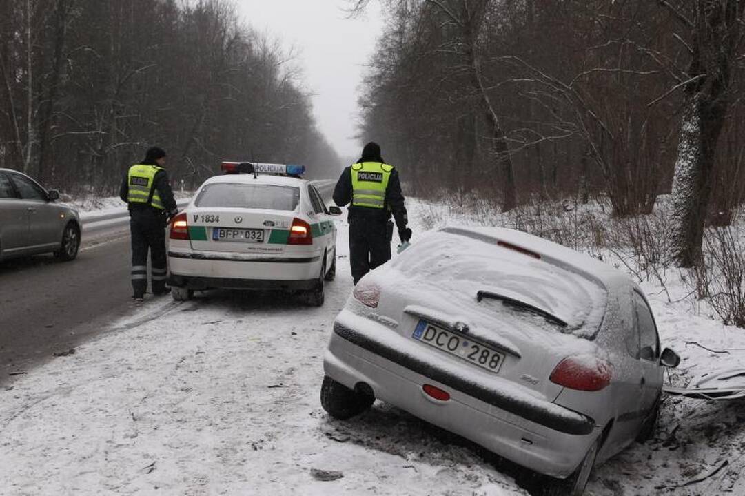 Sostinėje ugniagesiai išvadavo prispaustą merginą (papildyta)
