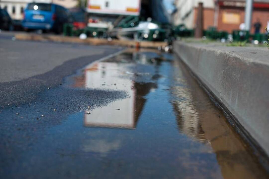 Gatvėje išbarstytas alus tapo lengvu taikiniu praeiviams