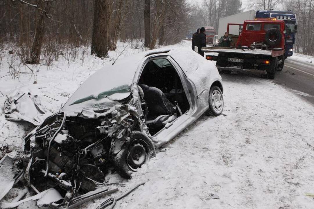 Sostinėje ugniagesiai išvadavo prispaustą merginą (papildyta)